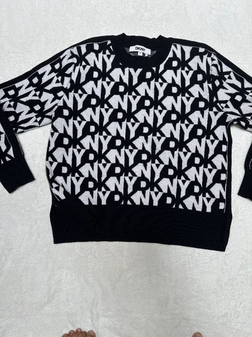 jersey con monograma DKNY blanco y negro